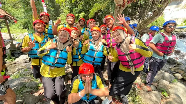 Segarkan Pikiran dan Perkuat Kekompakan: Anggota Kombel Seru-seruan Susur Sungai (Tubing) di Sela Kegiatan